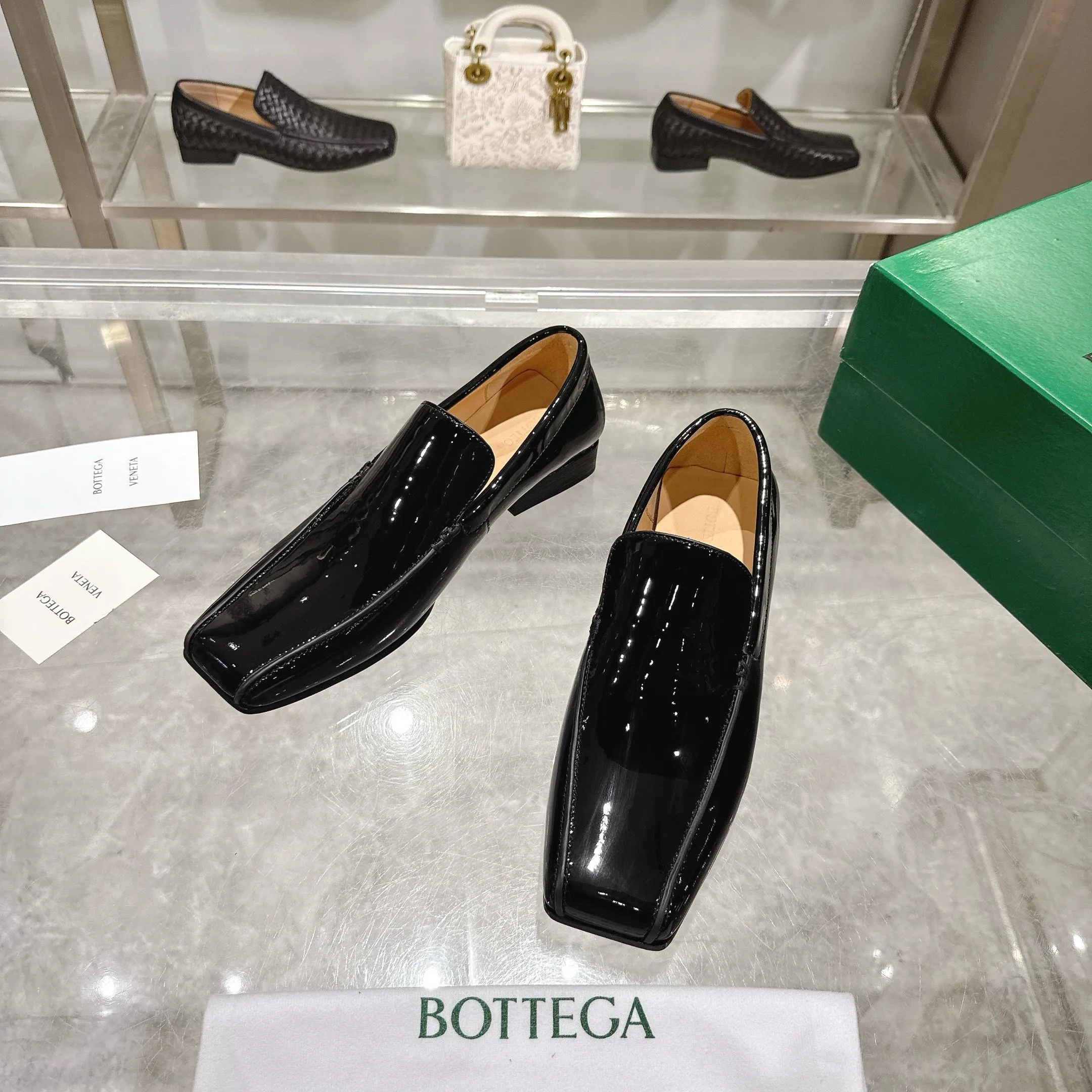 [BV] Top P: 860💰 Couple model, Size: Women 35-39, Men 39--44 (Female 40.41. Men 38. 45, non-refundable) Bottega Veneta 2025 Autumn Counter Synchronous Couple Model Bottega Veneta square-toe low-heeled shoes woven from mixed-breed sheep! Patent leather matching! Low-key luxury and solid color! Leather outsole! [Rose][Rose]! Purely hand-woven and operated, the original board is reproduced one-to-one! quality assurance!